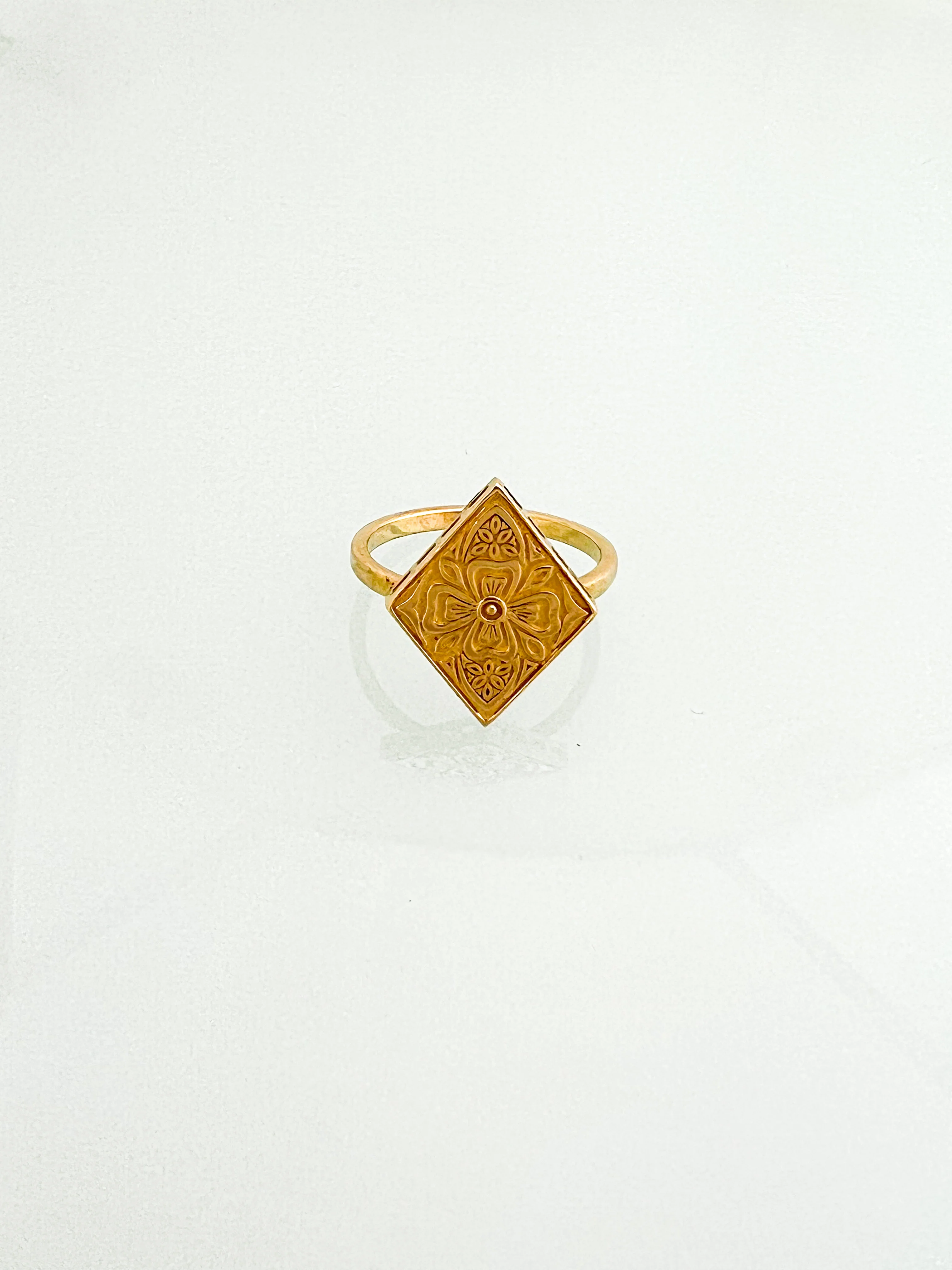 טבעת מעוין זהב 14 קארט עם חריטת פרח - Image 3